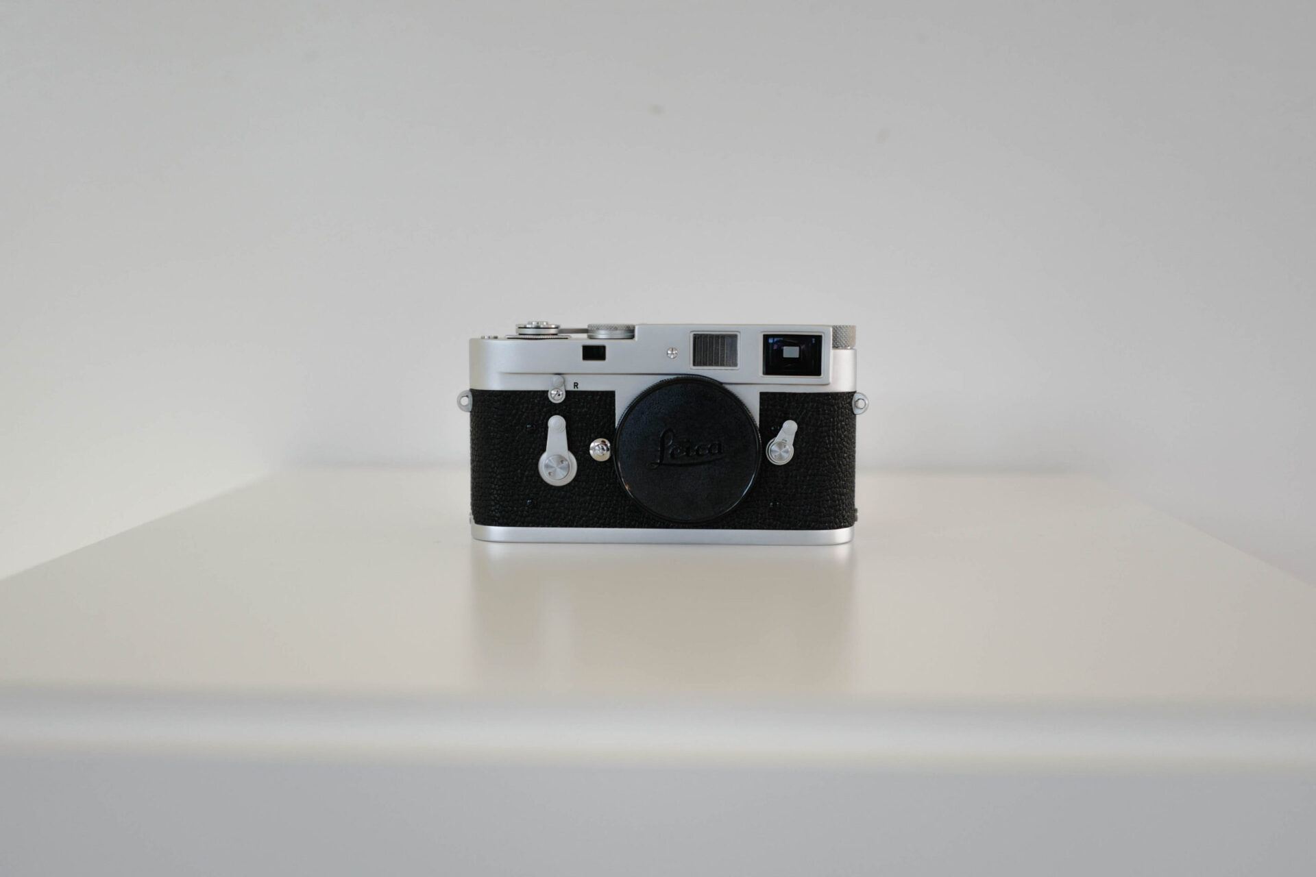 LEICA M2 Silver chrome comes with box, nice number!
