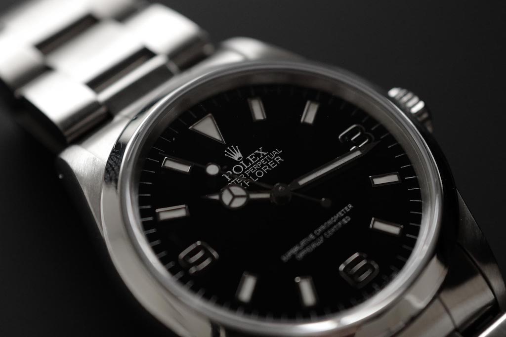 Ref.14270シルバーレター。細い書体にシルバーの繊細さが美しい