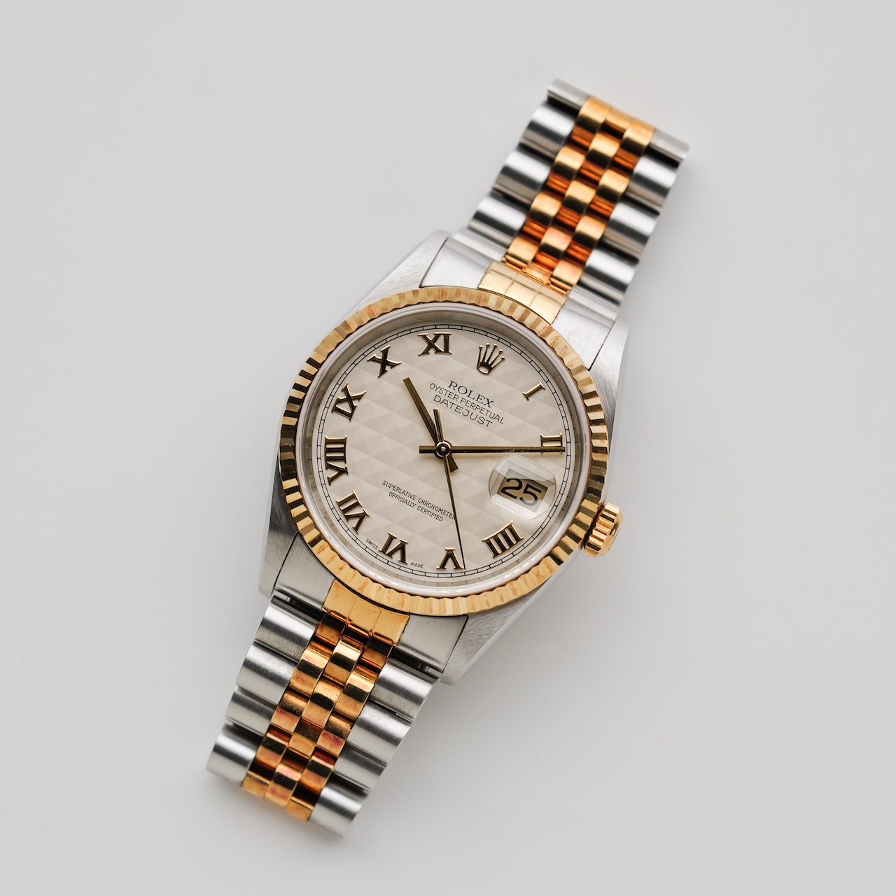 ロレックス/デイトジャスト16233/P番/アイボリーピラミッド/ローマン数字/裏蓋シール/未使用/保証書付きフルセット/ROLEX DATE-JUST Ref.16233 Ivory Pyramid Dial 2000Y Full Set Mint