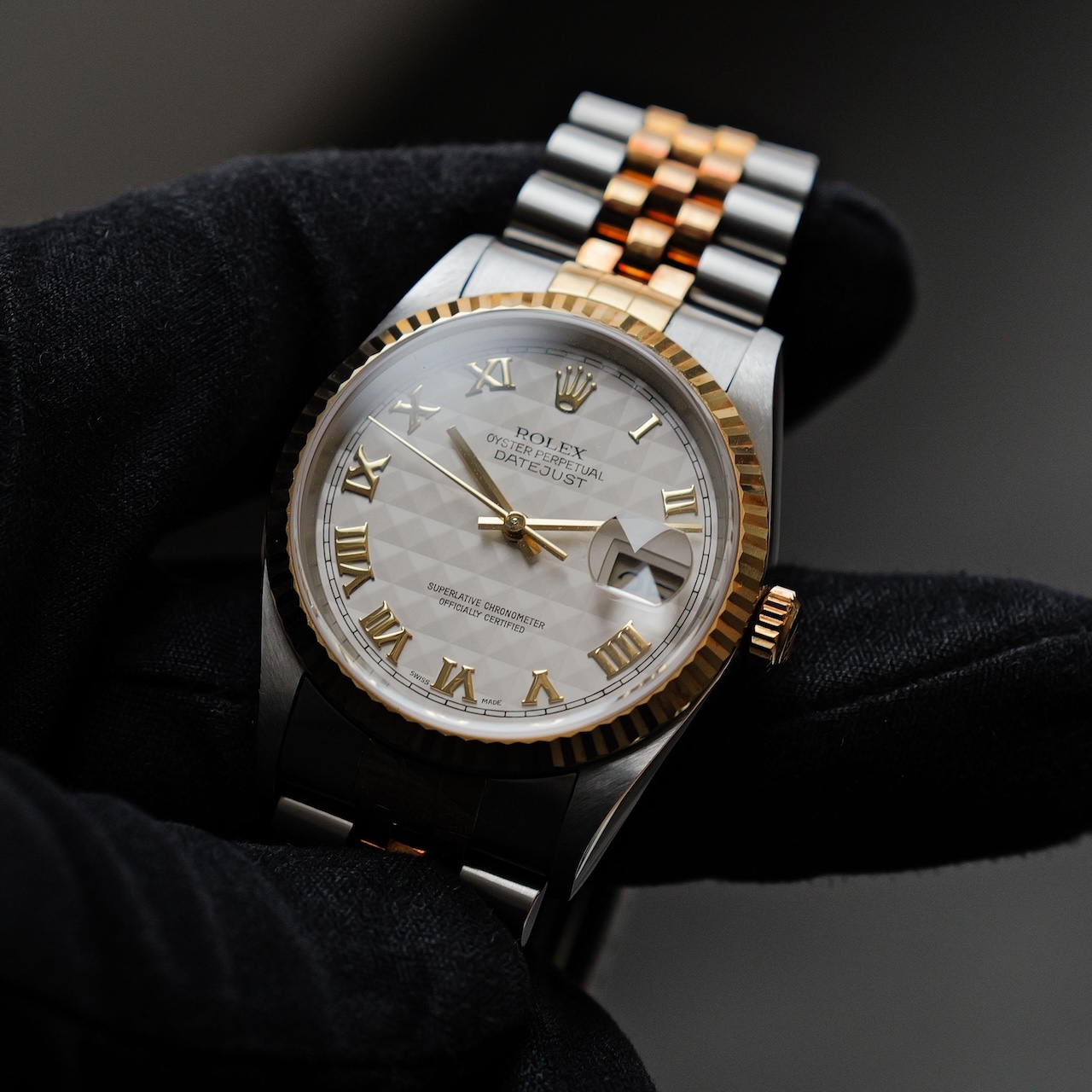 ロレックス/デイトジャスト16233/P番/アイボリーピラミッド/ローマン数字/裏蓋シール/未使用/保証書付きフルセット/ROLEX DATE-JUST Ref.16233 Ivory Pyramid Dial 2000Y Full Set Mint - 画像 (6)