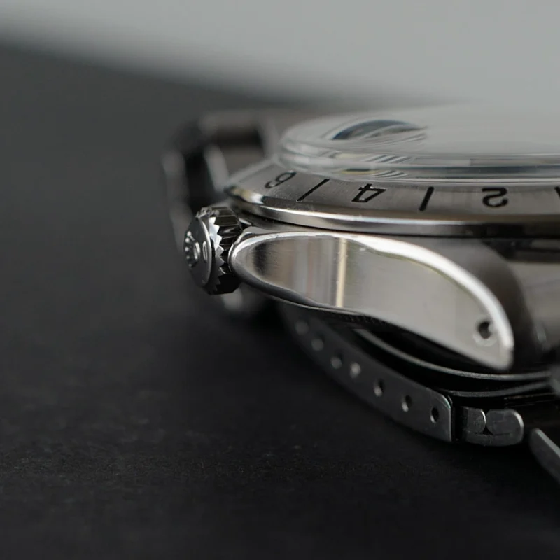 Ref.1655リューズガードは小さく先の尖ったものが初期モデルの特徴。ラグからの曲線も滑らかで美しい